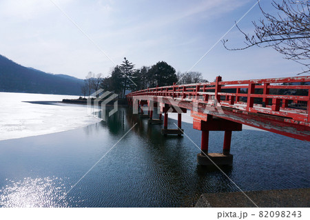 凍る湖と赤い橋 凍る湖と赤い橋 82098243