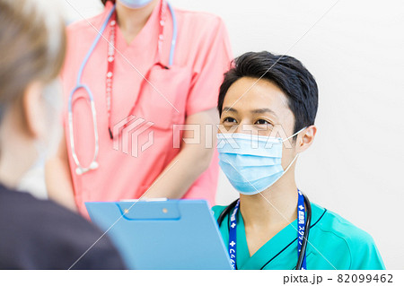 医療イメージ  問診をする医師　撮影協力：中央工学校附属日本語学校 82099462