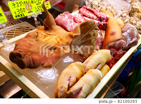 沖縄の生鮮市場で見つけた豚の頭(チラガー)や豚の足(テビチ)などのちょっとびっくりするけど珍しい食材 82100265