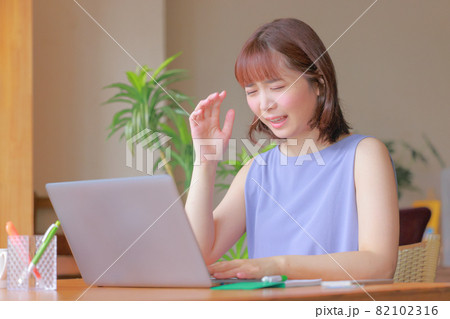 作った文書に間違いを見つけて慌てる女性 82102316