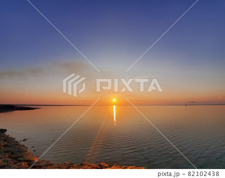 沖縄　石垣島　マエサトビーチ　日が昇るまで 82102438