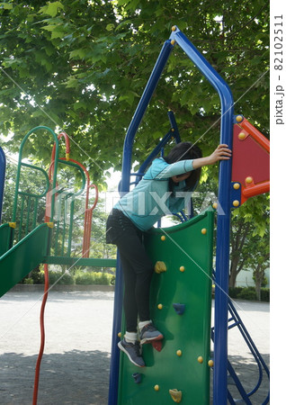 ボルダリングとストレッチする健康的な長身美女 ボルダリングとストレッチする健康的な長身美女 82102511