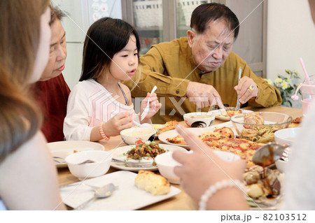 Dinner with Family 82103512