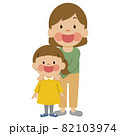 寄り添う母親と子供 4 82103974