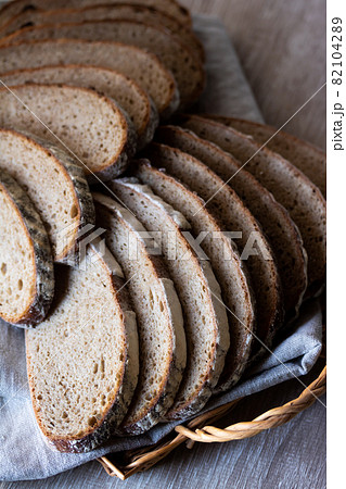 スライスカットしたパン・ド・カンパーニュ スライスカットしたパン・ド・カンパーニュ 82104289