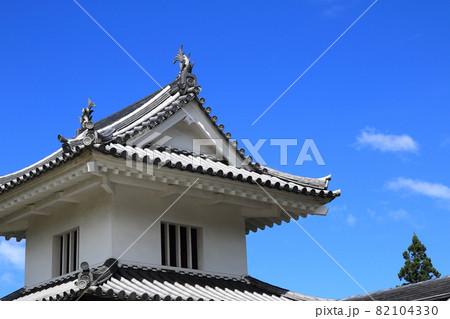 晴天の下の岩村城太鼓櫓 82104330