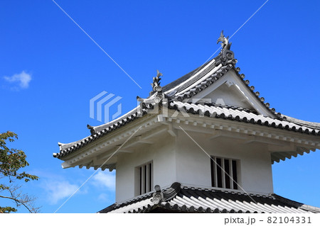 晴天の下の岩村城太鼓櫓 82104331