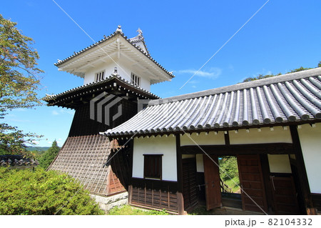 晴天の下の岩村城太鼓櫓 82104332