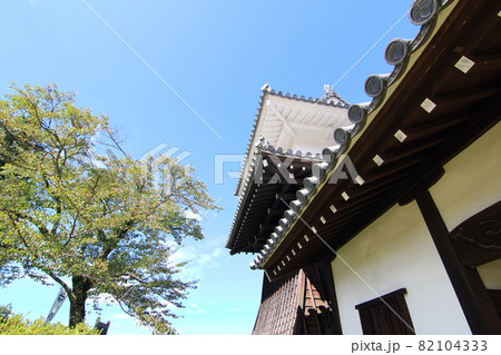 晴天の下の岩村城太鼓櫓 82104333