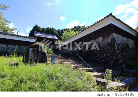 晴天の下の岩村城太鼓櫓 82104336