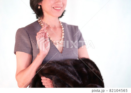 毛皮を持つ中年女性　顔無し　 82104565