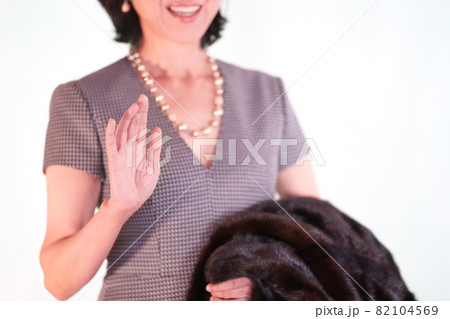 毛皮を持つ中年女性　顔無し　 82104569