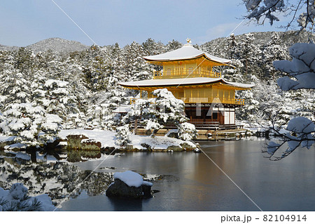 正月に雪化粧した神秘的な京都金閣寺に歓声があがる 82104914
