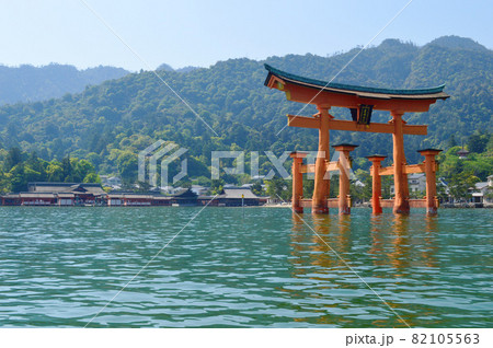 初夏の朝、厳島神社に海上から参拝【大鳥居の通過前】 82105563