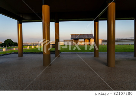 三重県四日市市 くるべ官衙遺跡の正殿から見る八脚門の夕景 三重県四日市市 くるべ官衙遺跡の正殿から見る八脚門の夕景 82107280