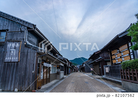 三重県亀山市　高札場のある東海道関宿まちなみの夕景 82107562