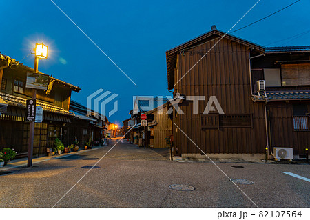 三重県亀山市　東海道関宿のまちなみの停車場道の三叉路 82107564