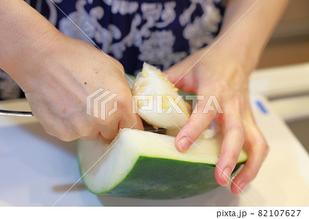 冬瓜_種の部分をくり抜く 82107627
