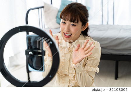 動画配信する若い女性 82108005