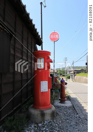 新潟　佐渡　丸ポストのある風景（相川下京町の街並み） 82108091