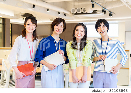 集合事務女子  オフィスの若い女性スタッフ 撮影協力：WEEK芝大門（サンフロンティア不動産）の写真素材 [82108648] - PIXTA