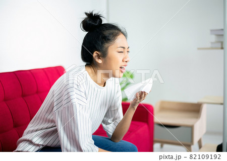 Sick woman with cold blowing and runny nose,Rhinitis people,Concept of healthcare,Sneezing women 82109192