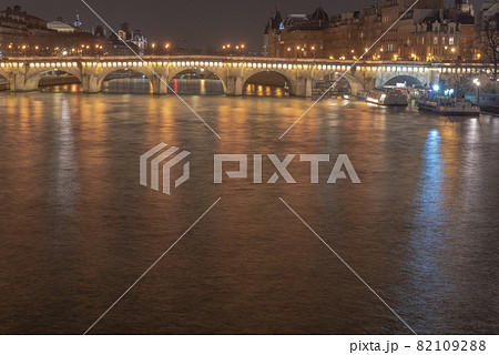 夜のセーヌ川 82109288