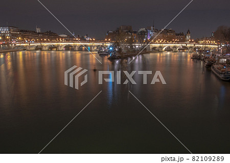 夜のセーヌ川 82109289
