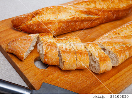 Chopped loaves of french baguette 82109830