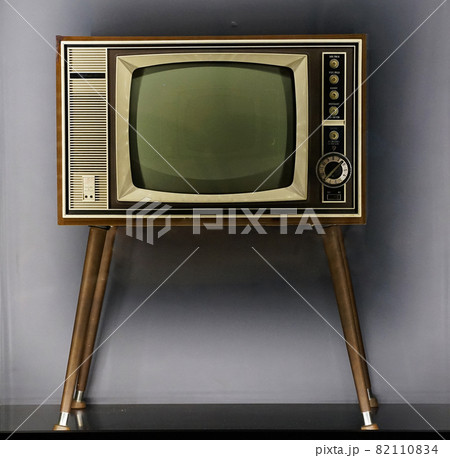 昔なつかしのオリジナル ファミコン とブラウン管テレビ40年以上前の物 