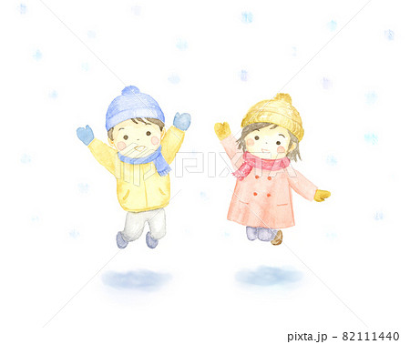 雪の中でジャンプする子ども　水彩イラスト 82111440