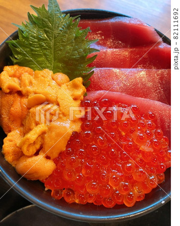 朝イチの海鮮丼 82111692