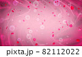 ゴージャスなイメージの花びらとピンクの布地の背景 82112022