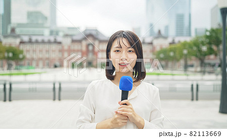 女性レポーター 82113669