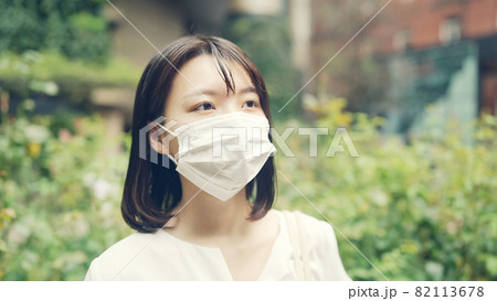 マスクをした女性 82113678