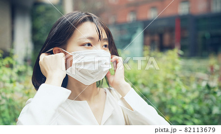マスクをつける女性 82113679