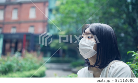 マスクをした女性 82113680