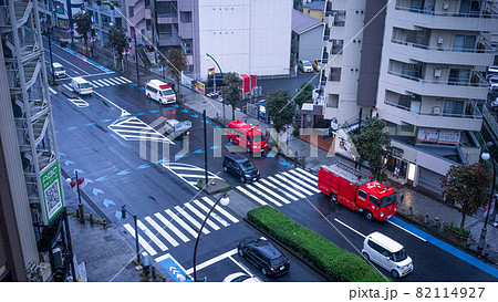 救急車と消防車 82114927