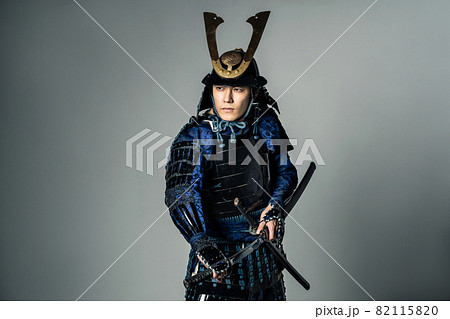 刀を抜く鎧武者 サムライ 侍 武士 武将 刀を抜く鎧武者 サムライ 侍 武士 武将 82115820