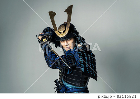 刀を振る鎧武者 サムライ 侍 武士 武将の写真素材 1151
