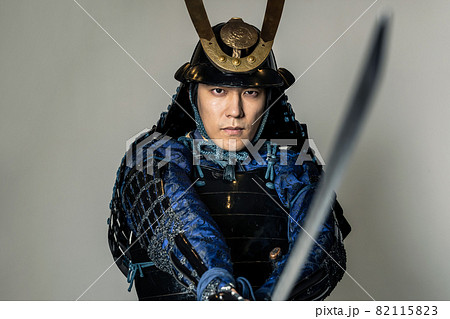 刀を振る鎧武者　サムライ　侍　武士　武将 82115823