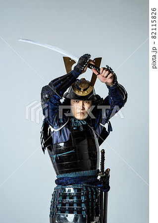 刀を構える鎧武者 サムライ 侍 武士 武将の写真素材 1156