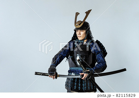 刀を抜く鎧武者 サムライ 侍 武士 武将の写真素材 1159