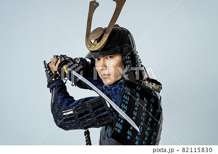 刀を振る鎧武者　サムライ　侍　武士　武将 82115830