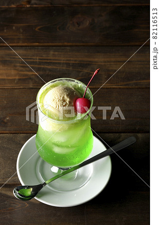 さくらんぼ入りのメロンクリームソーダ 82116513