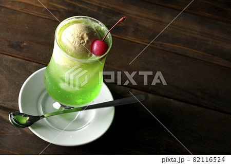 さくらんぼ入りのメロンクリームソーダ 82116524