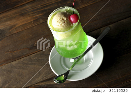 さくらんぼ入りのメロンクリームソーダ さくらんぼ入りのメロンクリームソーダ 82116526