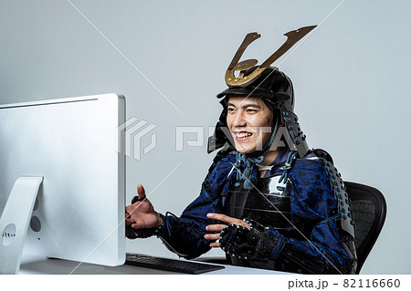 パソコンでビデオ会議に参加するサムライ 82116660