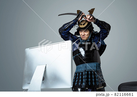 パソコンを刀で斬りつけるサムライ 82116661