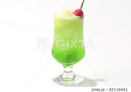 さくらんぼ入りのメロンクリームソーダを白背景で撮影 さくらんぼ入りのメロンクリームソーダを白背景で撮影 82116681